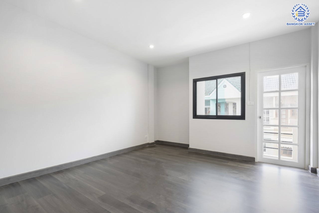 บ้านมือสองตกแต่งใหม่ ทำเลใจกลางเมือง ม.เกตุนุติเชอมีเน่ ลาดพร้าว87 ทาวน์โฮม 3 ชั้น เนื้อที่ 16 ตร.ว. ฟังก์ชัน 4 ห้องนอน 3 ห้องน้ำ จอดรถได้ 1 คัน เชื่อมต่อทั้งถนนเกษตร-นวมินทร์, ลาดพร้าว, รัชโยธินฯ ใกล้ทางด่วนรามอินทรา และรถไฟฟ้าสายสีเหลือง "สถานีลาดพร้าว 83"